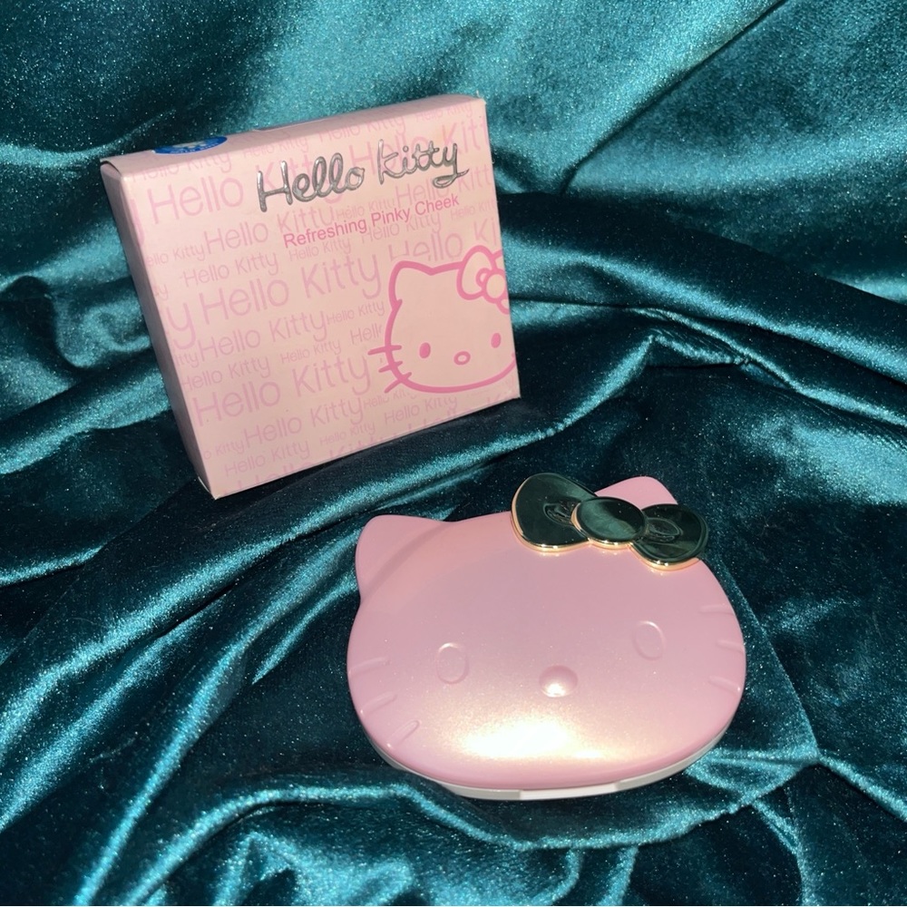 NIB Japan Hello Kitty Blusher